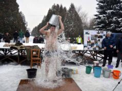 Ігор Гузь передав естафету з обливання крижаною водою Ігорю Палиці та Володимиру Гунчику Ігор Гузь передав естафету з обливання крижаною водою Ігорю Палиці та Володимиру Гунчику