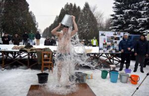 Ігор Гузь передав естафету з обливання крижаною водою Ігорю Палиці та Володимиру Гунчику Ігор Гузь передав естафету з обливання крижаною водою Ігорю Палиці та Володимиру Гунчику