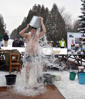 Ігор Гузь передав естафету з обливання крижаною водою Ігорю Палиці та Володимиру Гунчику