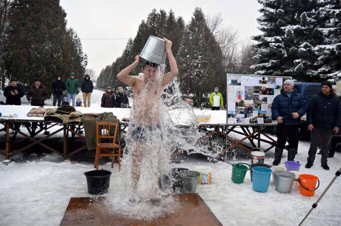 Ігор Гузь передав естафету з обливання крижаною водою Ігорю Палиці та Володимиру Гунчику Ігор Гузь передав естафету з обливання крижаною водою Ігорю Палиці та Володимиру Гунчику