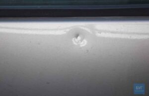 В автівку стріляли з травматичної зброї! В автівку стріляли з травматичної зброї!