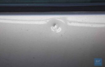 В автівку стріляли з травматичної зброї! В автівку стріляли з травматичної зброї!