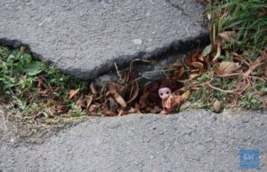 Вибоїни, ями та пошкодження: показали, у якому жахливому стані тротуари на центральних вулицях Нововолинська Вибоїни