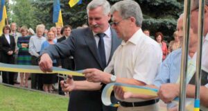 Урочистості з нагоди 17-ї річниці Конституції України. Відкриття меморіальної дошки В. Чорновола Урочистості з нагоди 17-ї річниці Конституції України. Відкриття меморіальної дошки В. Чорновола