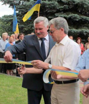 img_0090 Урочистості з нагоди 17-ї річниці Конституції України. Відкриття меморіальної дошки В. Чорновола