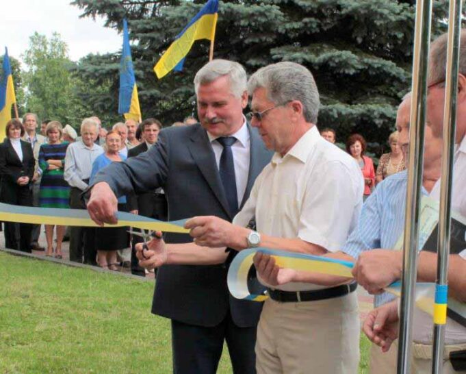 Урочистості з нагоди 17-ї річниці Конституції України. Відкриття меморіальної дошки В. Чорновола Урочистості з нагоди 17-ї річниці Конституції України. Відкриття меморіальної дошки В. Чорновола