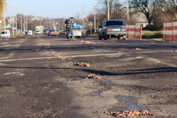Курячі відходи на дорозі біля «Курчака» (ФОТО/ВІДЕО) Курячі відходи на дорозі біля «Курчака» (ФОТО/ВІДЕО)