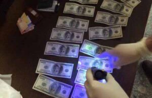 СБУ затримала на хабарі одного з керівників Луцького міськвідділу поліції (відео) СБУ затримала на хабарі одного з керівників Луцького міськвідділу поліції (відео)