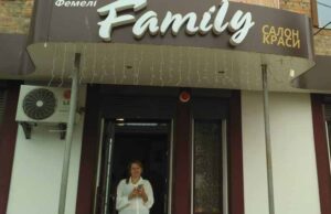 Невідомі намагалися вдертися у салон краси Family (Фото) Невідомі намагалися вдертися у салон краси Family (Фото)