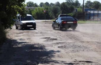 Сам не ремонтує, і людям не дає: За 22 роки Сапожніков не спромігся полатати вул.... Сам не ремонтує