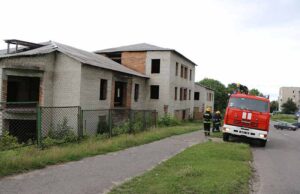 На території лікарні диміла закинута будівля (ФОТО) На території лікарні диміла закинута будівля (ФОТО)