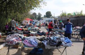 У Нововолинську ринок – на проїжджій частині: з торговців беруть плату за оренду місць на... У Нововолинську ринок - на проїжджій частині: з торговців беруть плату за оренду місць на дорозі