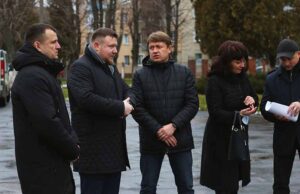 Голова ОТГ Карпус та нардеп Герус відвідали будівництво спортмайданчику біля ліцею №8 Голова ОТГ Карпус та нардеп Герус відвідали будівництво спортмайданчику біля ліцею №8