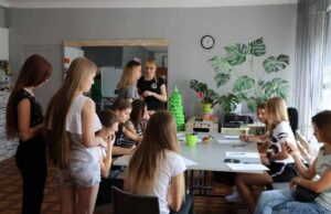 Модельєр із Нововолинська шиє спеціальну колекцію на «Княжий» Модельєр із Нововолинська шиє спеціальну колекцію на «Княжий»