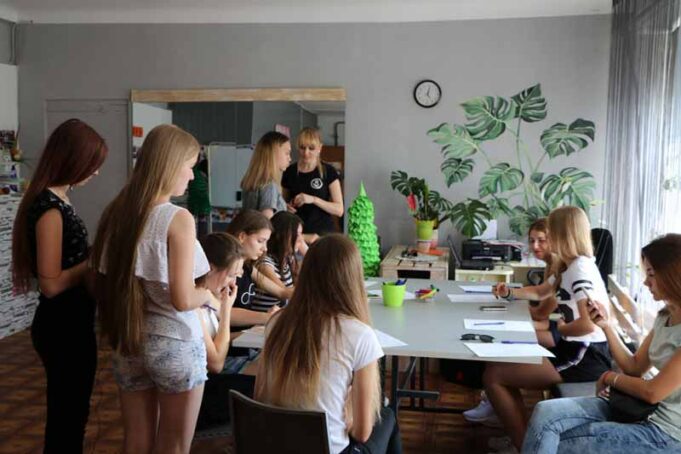 Модельєр із Нововолинська шиє спеціальну колекцію на «Княжий» Модельєр із Нововолинська шиє спеціальну колекцію на «Княжий»