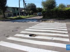 У Нововолинську наносять розмітку на ями на дорогах У Нововолинську наносять розмітку на ями на дорогах