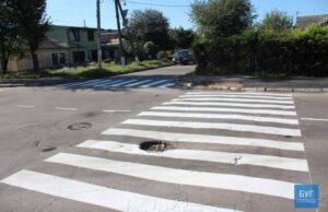 У Нововолинську наносять розмітку на ями на дорогах У Нововолинську наносять розмітку на ями на дорогах