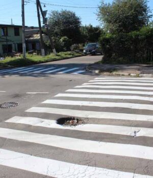 У Нововолинську наносять розмітку на ями на дорогах