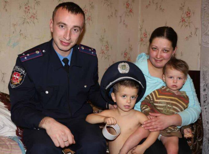 Пральну машинку багатодітній матері подарували… міліціонери Пральну машинку багатодітній матері подарували... міліціонери