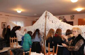 Учні нововолинських шкіл плетуть маскувальні сітки для солдатів (ОНОВЛЕНО) Учні нововолинських шкіл плетуть маскувальні сітки для солдатів (ОНОВЛЕНО)