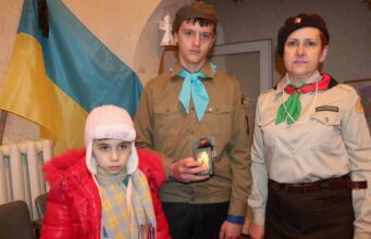 Нововолинські пластуни привези Вифлиємський вогонь Нововолинські пластуни привези Вифлиємський вогонь