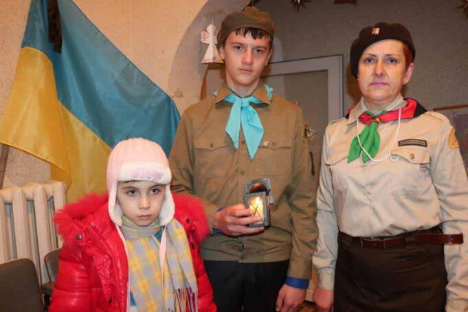 Нововолинські пластуни привези Вифлиємський вогонь Нововолинські пластуни привези Вифлиємський вогонь