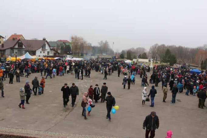 “Наблизимо перемогу!” – патріотична акція-ярмарок у Володимирі (ФОТО) "Наблизимо перемогу!" - патріотична акція-ярмарок у Володимирі (ФОТО)