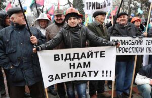 Шахтарі мітингують біля міськради: якщо грошей не буде – перекриватимуть митницю Шахтарі мітингують біля міськради: якщо грошей не буде - перекриватимуть митницю