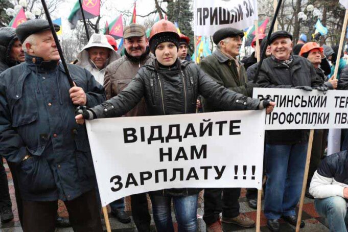 Шахтарі мітингують біля міськради: якщо грошей не буде – перекриватимуть митницю Шахтарі мітингують біля міськради: якщо грошей не буде - перекриватимуть митницю