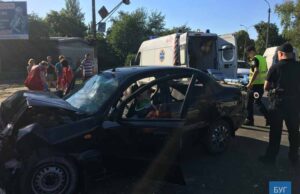 Автомобіль в’їхав у вантажівку, є потерпілі! Автомобіль в’їхав у вантажівку