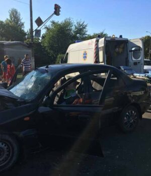 Автомобіль в’їхав у вантажівку