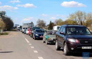 Кілометрові черги та прохання стояти на узбіччі: через блокпости рух на об’їздній Нововолинська ускладнений Кілометрові черги та прохання стояти на узбіччі: через блокпости рух на об'їздній Нововолинська ускладнений