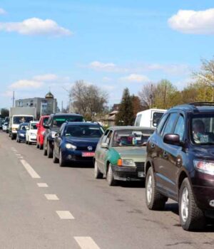 Кілометрові черги та прохання стояти на узбіччі: через блокпости рух на об'їздній Нововолинська ускладнений