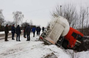 На об’їздній Нововолинська зі слизької дороги злетіла фура (ФОТО/ВІДЕО) На об'їздній Нововолинська зі слизької дороги злетіла фура (ФОТО/ВІДЕО)