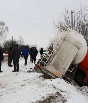 На об'їздній Нововолинська зі слизької дороги злетіла фура (ФОТО/ВІДЕО)