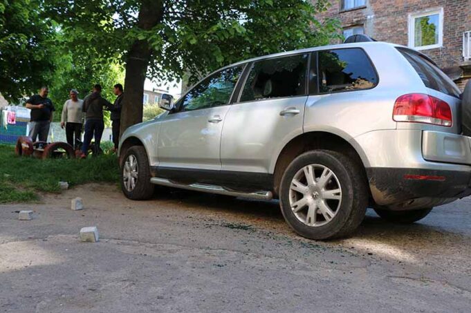 Вночі порубали та розбили два авто Вночі порубали та розбили два авто