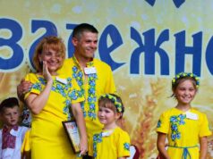 За стильні сімейні вишиванки нововолинці нагородили сім’ю путівкою до Парижу! За стильні сімейні вишиванки нововолинці нагородили сім'ю путівкою до Парижу!