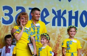 За стильні сімейні вишиванки нововолинці нагородили сім’ю путівкою до Парижу! За стильні сімейні вишиванки нововолинці нагородили сім'ю путівкою до Парижу!