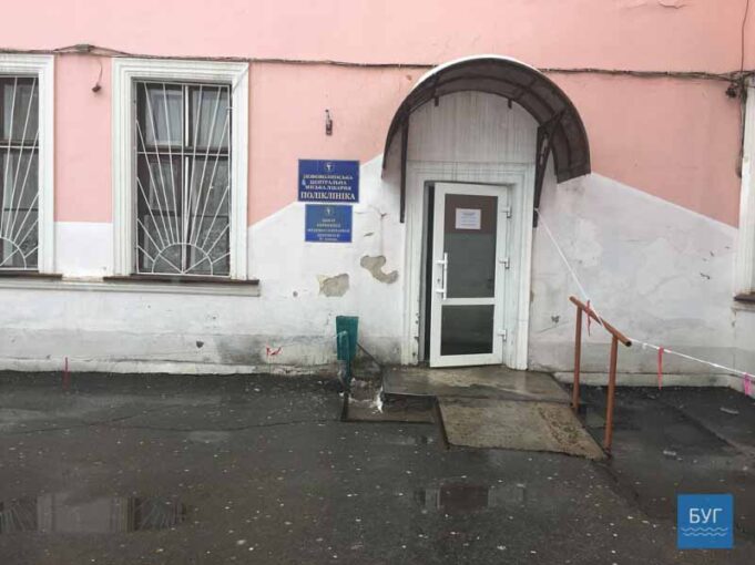 Погром у поліклініці Нововолинська: порожні пляшки, розкидані презервативи та пошкоджені двері кабінетів Погром у поліклініці Нововолинська: порожні пляшки