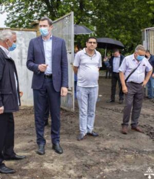 Аби догодити міністрові