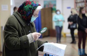 Явка на 16:00 – 26,12%: Як голосують нововолинці на місцевих виборах. ФОТО Явка на 16:00 – 26
