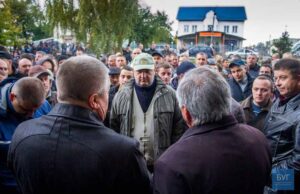 Нововолинські шахтарі влаштували акцію протесту під ДП “Волиньвугілля” Нововолинські шахтарі влаштували акцію протесту під ДП “Волиньвугілля”