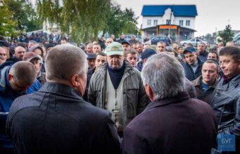 Нововолинські шахтарі влаштували акцію протесту під ДП “Волиньвугілля” Нововолинські шахтарі влаштували акцію протесту під ДП “Волиньвугілля”