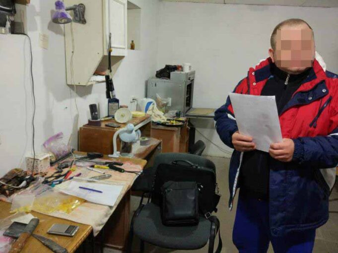 На Волині СБУ викрила підпільний цех з обробки бурштину На Волині СБУ викрила підпільний цех з обробки бурштину