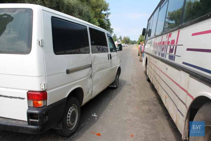 Автобус з гірниками шахти “Бужанська” в’їхав у бус Автобус з гірниками шахти “Бужанська” в’їхав у бус