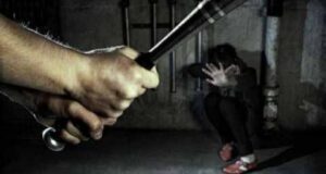 На вулиці міста молодик побив дівчину На вулиці міста молодик побив дівчину