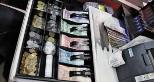 На Шахтарському мікрорайоні пограбували магазин На Шахтарському мікрорайоні пограбували магазин