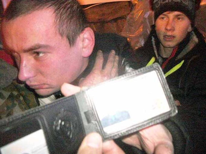 На #Євромайдані затримали п’яних міліціонерів, які погрожували газовим пістолетом На #Євромайдані затримали п'яних міліціонерів