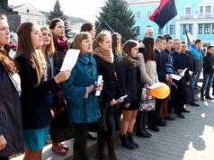 Біля Шевченка заспівали повну версію Гімну України Біля Шевченка заспівали повну версію Гімну України