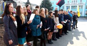 Біля Шевченка заспівали повну версію Гімну України Біля Шевченка заспівали повну версію Гімну України